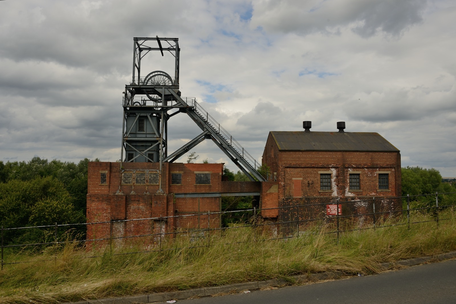 The derelict pithead at Barnsley Main colliery, which closed in 1991. Photo: rich_b1982, CC BY 2.0 via Flickr.