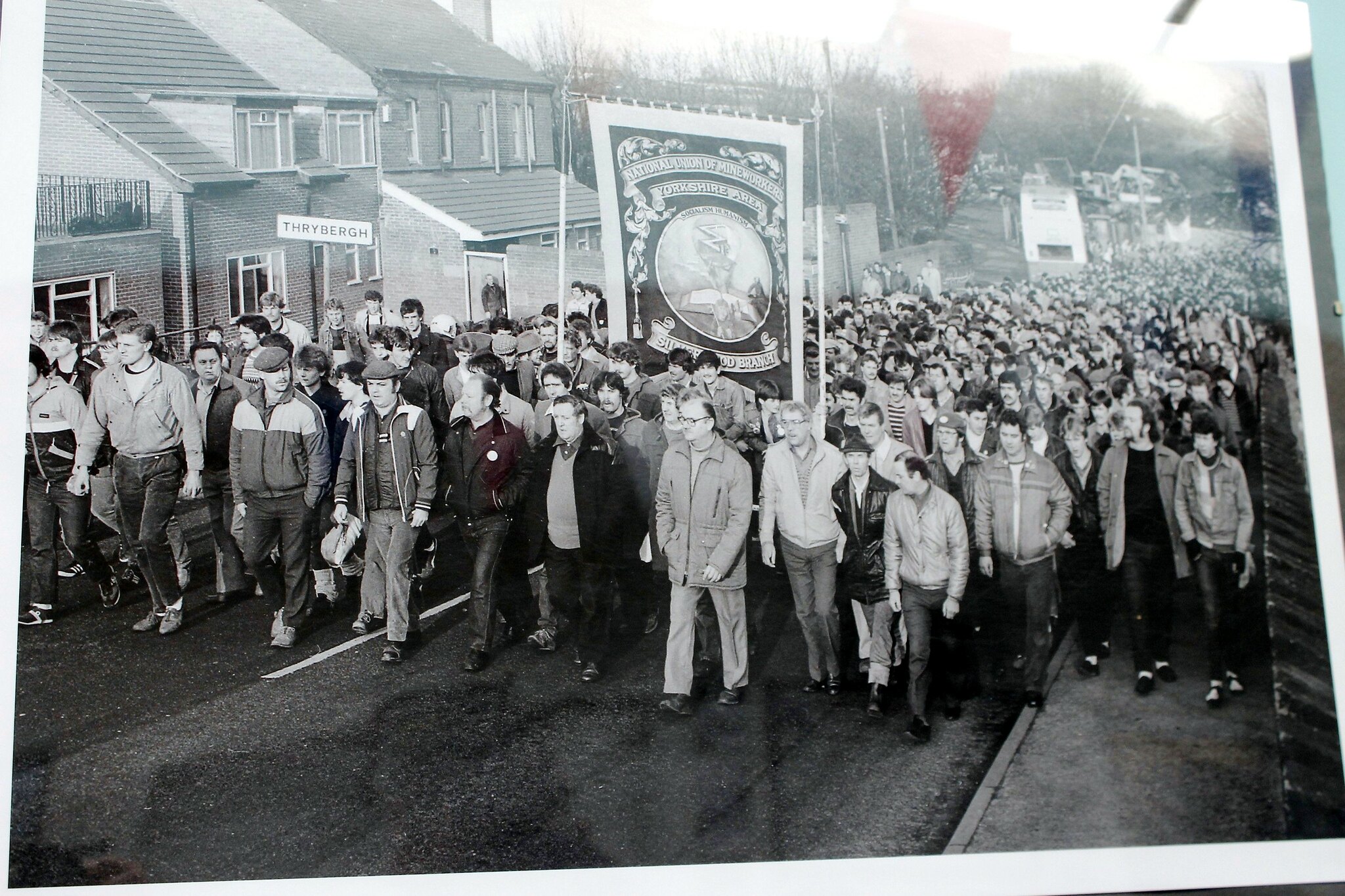 Miners from Silverwood Colliery, Rotherham, marching through a nearby pit village during the 1984–85 strike. Photo: Chrisfp, CC BY 2.0 via Flickr.
