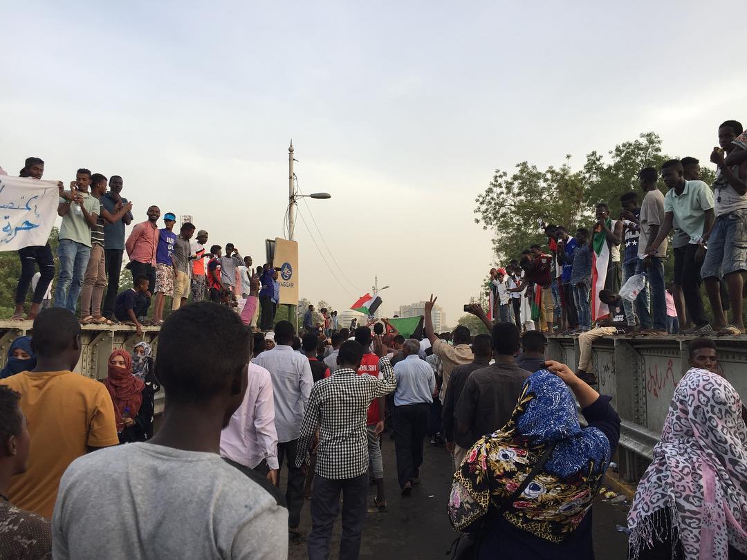 A sit-in in one day prior to the ouster of Omar al-Bashir. Khartoum, April 10, 2019. Photo: Ahmed Alasad.